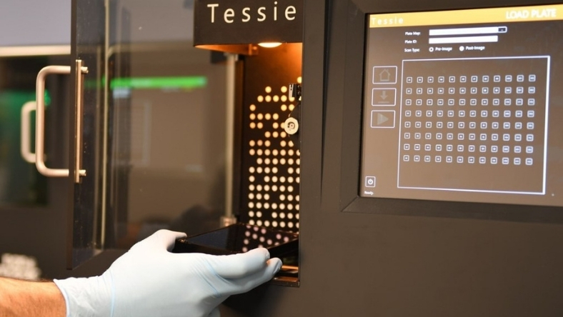 Automated biotech instrument performing AAV analytics